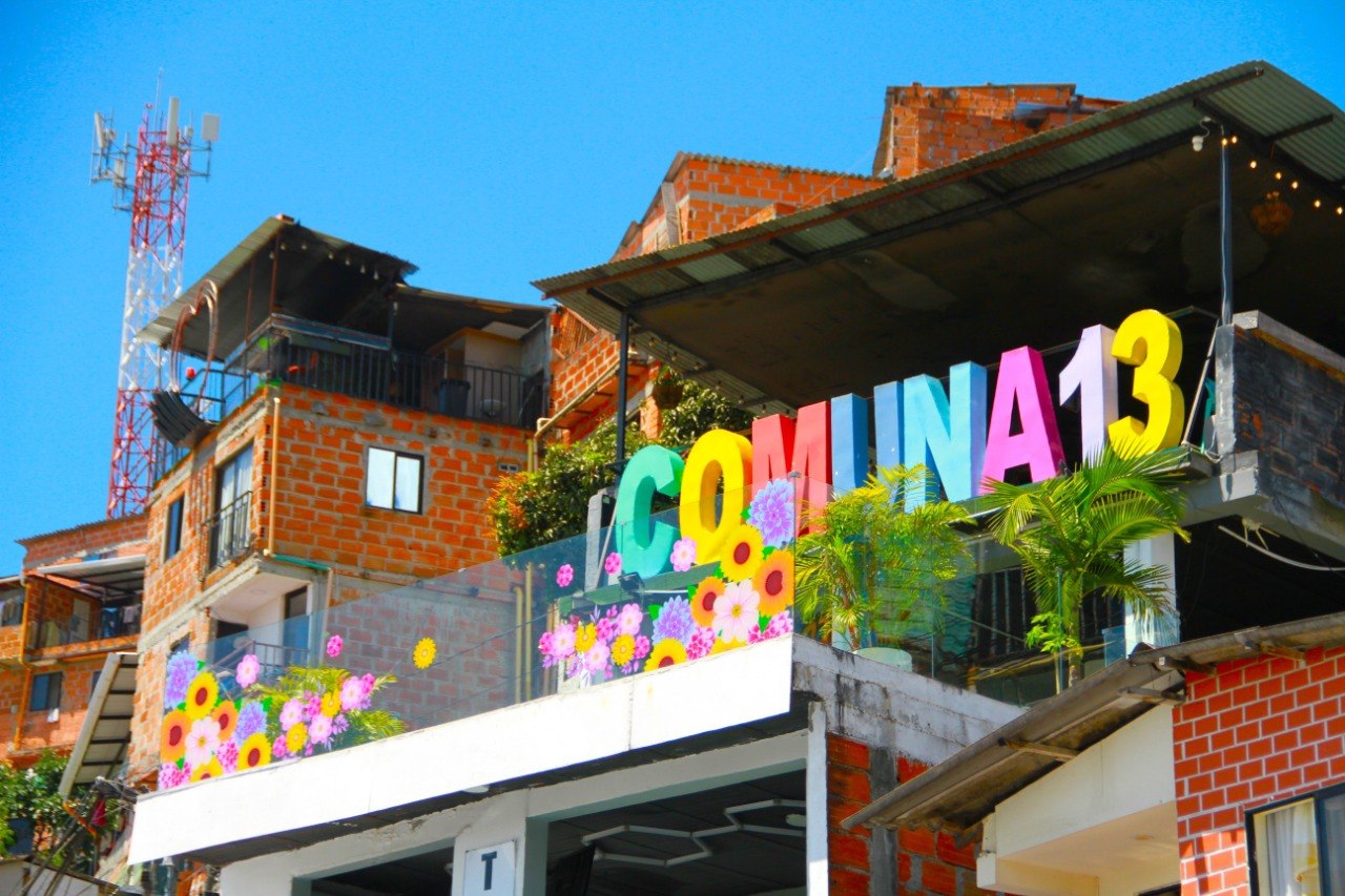 Comuna 13 sign